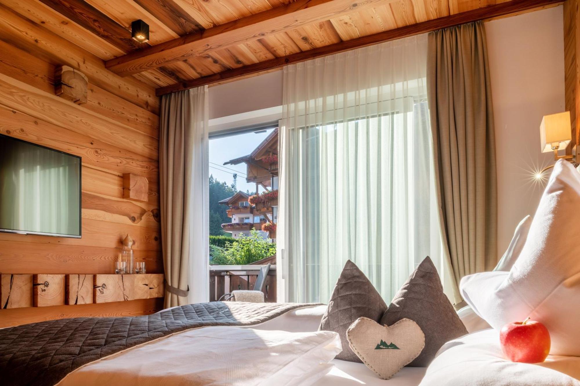 Chalet Elisabeth Dolomites Alpin & Charme Hotel Selva di Val Gardena Exterior foto